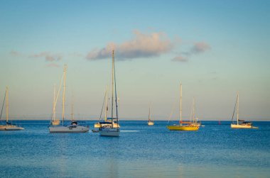 Eski kasaba Cascais, Portekiz kıyısı yakınlarında renkli balıkçı tekneleri,