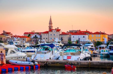 Gün batımında Budva'daki eski şehir ve liman manzarası, Karadağ