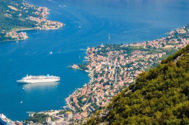 Kotor Körfezi ve Old Town 'daki panoramik manzara. Kotor, Karadağ.