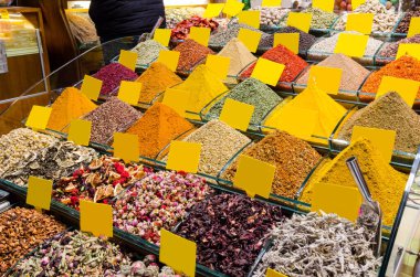 Mısır Çarşısı 'ndaki baharat ve çaylar ve I' deki Grand Bazaar.