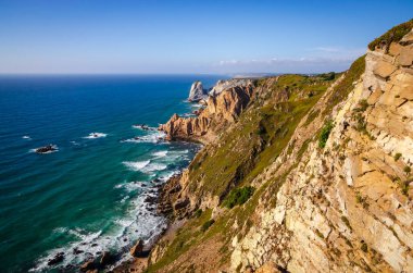 Cabo da Roca uçurumlarının yaz manzarası ve Atlantik Okyanusu, Portekiz.
