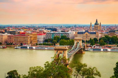 Ünlü Zincir Köprüsü ve Budapeşte, Hung 'daki Aziz Stephen Bazilikası