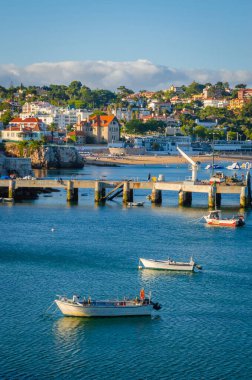 Portekiz 'in Cascais şehrinin güzel kıyıları, gün batımında.