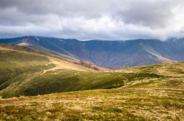 Bulutlu bir günde sonbahar dağları