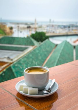 Tanca, Fas 'ta bir fincan kahve ve eski Medine manzarası.