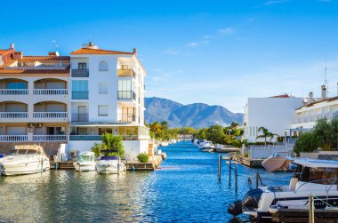 Yatları, tekneleri ve su yolları olan Empuriabrava 'nın yaz manzarası