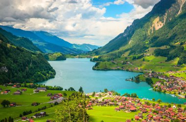 Luzern, İsviçre, Avrupa yakınlarındaki Lungernsee Gölü üzerindeki hava manzarası