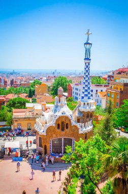 Guell Barselona 'daki güzel halk parkından şehrin manzarası, 