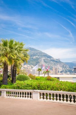 Monte Carlo, Monac 'ın güzel sokakları ve eski lüks binaları.