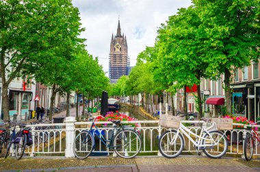 Eski güzel şehrin sokakları ve kanalları Delft, Hollanda