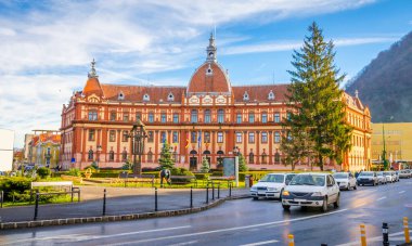 Romanya 'nın Brasov kentinin güzel caddesi.