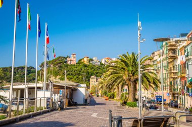 Dar sokaklar ve geleneksel Celle Ligure binaları, Liguri