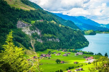 Luzern, İsviçre, Avrupa yakınlarındaki Lungernsee Gölü üzerindeki hava manzarası