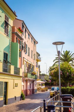 Dar sokaklar ve geleneksel Celle Ligure binaları, Liguri