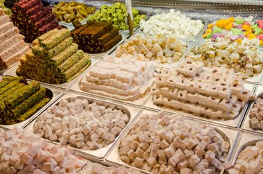 Geleneksel Türkçe, Mısır Pazarı 'nda şekerleme yapmaktan zevk alır.