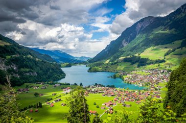 Luzern, İsviçre, Avrupa yakınlarındaki Lungernsee Gölü üzerindeki hava manzarası