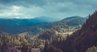Panoramik dağ manzarası. Dağlarda yaz 