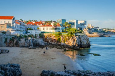 Portekiz 'in Cascais şehrinin güzel kıyıları, gün batımında.