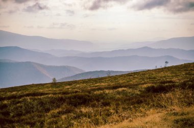Bulutlu bir günde sonbahar dağları