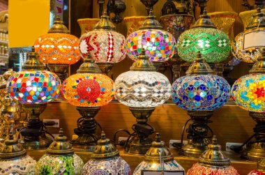 Mısır Pazarı ve Büyük Pazar 'da renkli hindi camı lambaları