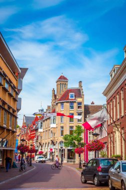 Geleneksel eski cadde ve Utrecht, Hollanda 'daki binalar. 