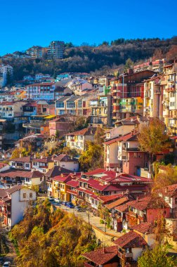 Güzel bir sonbahar gününde Veliko Tarnovo 'nun hava manzarası, Bulgar