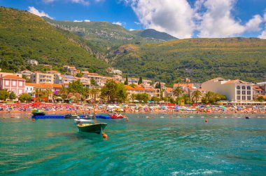 Güzel Akdeniz manzarası - Karadağ 'ın Petrovac kenti. 