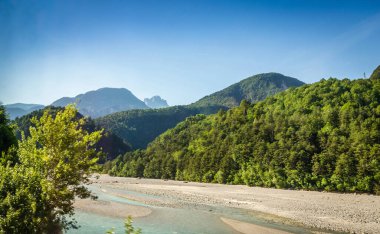 Alp dağlarının yaz manzarası