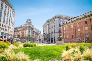 Milan 'ın merkezinde antik binalar olan güzel bir cadde., 