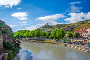 Tiflis 'in eski merkezi ve Gürcistan' ın Kura nehri tepeleri