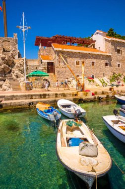 Güzel Akdeniz manzarası - Karadağ 'ın Petrovac kenti. 