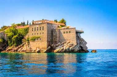  Sveti Stefan, adanın eski tarihi kasabası ve tatil köyü. Mon