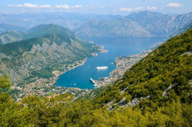 Kotor Körfezi ve Old Town 'daki panoramik manzara. Kotor, Karadağ.