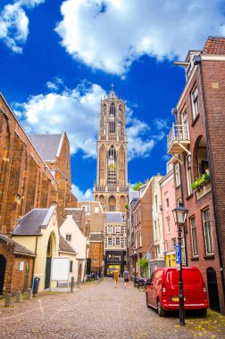 Geleneksel eski binalar ve Utre 'deki Dom katedralinin kulesi