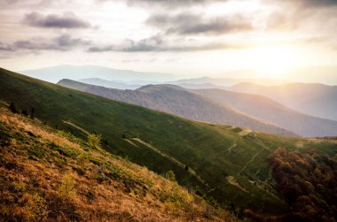 Bulutlu bir günde sonbahar dağları