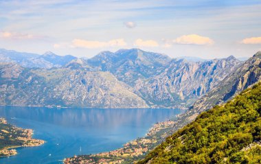 Kotor Körfezi ve Old Town 'daki panoramik manzara. Kotor, Karadağ.