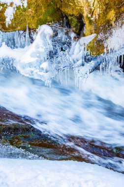 Buz saçaklarıyla kışın güzel dağ nehri