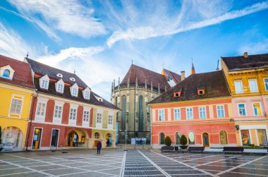 Romanya 'nın Brasov kentinin güzel caddesi.