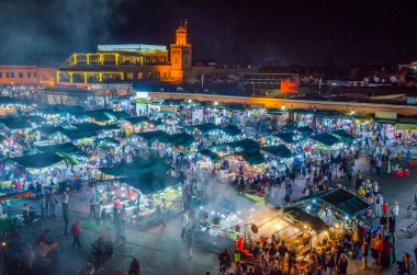 Marakeş 'in Medine' sindeki Jamaa el Fna Meydanı, Marakeş, Mor