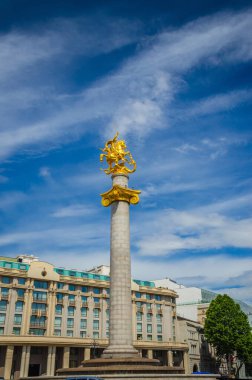 Tiflis 'in merkezindeki Özgürlük Meydanı' ndaki Özgürlük Anıtı