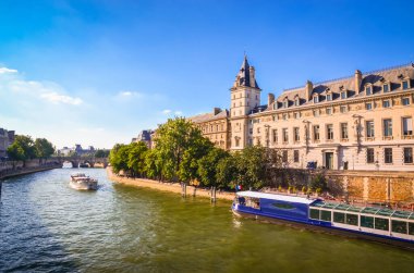 Paris, Fransa 'daki Seine nehri yakınlarındaki köprü ve binalar.