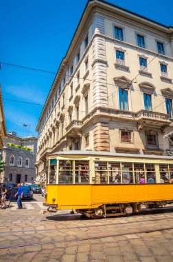 Milan 'ın merkezinde antik binalar olan güzel bir cadde., 