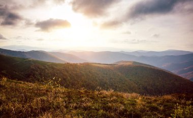 Bulutlu bir günde sonbahar dağları