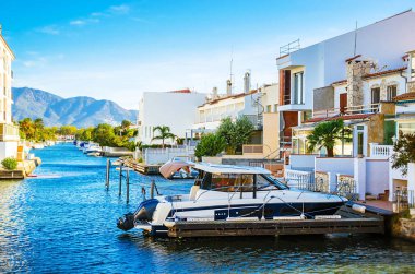 Yatları, tekneleri ve su yolları olan Empuriabrava 'nın yaz manzarası