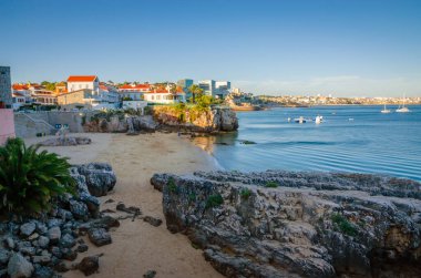 Portekiz 'in Cascais şehrinin güzel kıyıları, gün batımında.