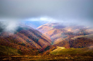 Bulutlu bir günde sonbahar dağları