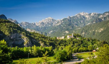 Alp dağlarının yaz manzarası