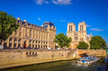 Paris, Fransa 'daki ünlü katedral Notre Dame de Paris. 