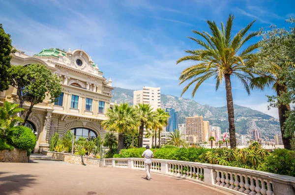 Monte Carlo, Monac 'ın güzel sokakları ve eski lüks binaları.