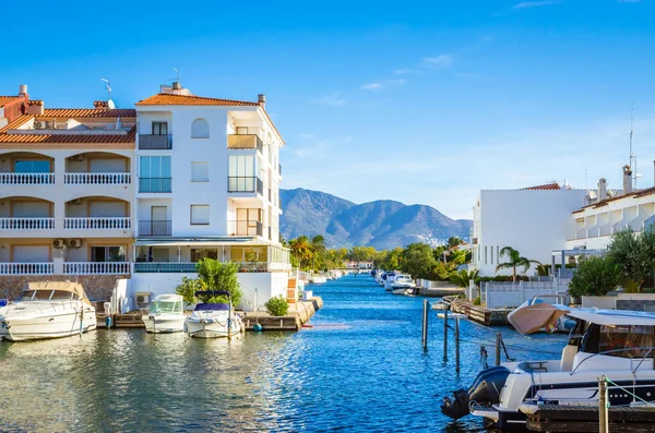 Yatları, tekneleri ve su yolları olan Empuriabrava 'nın yaz manzarası